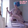 Download track Con Lo Que Me Gusta A Mí