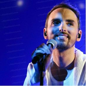Download track Staying Alive Christophe Willem