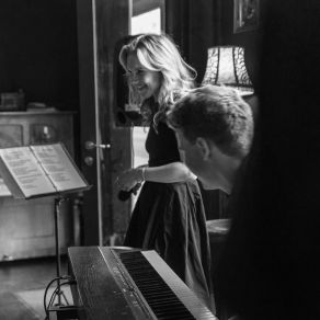 Download track Never Let Me Go Laurits Høgel